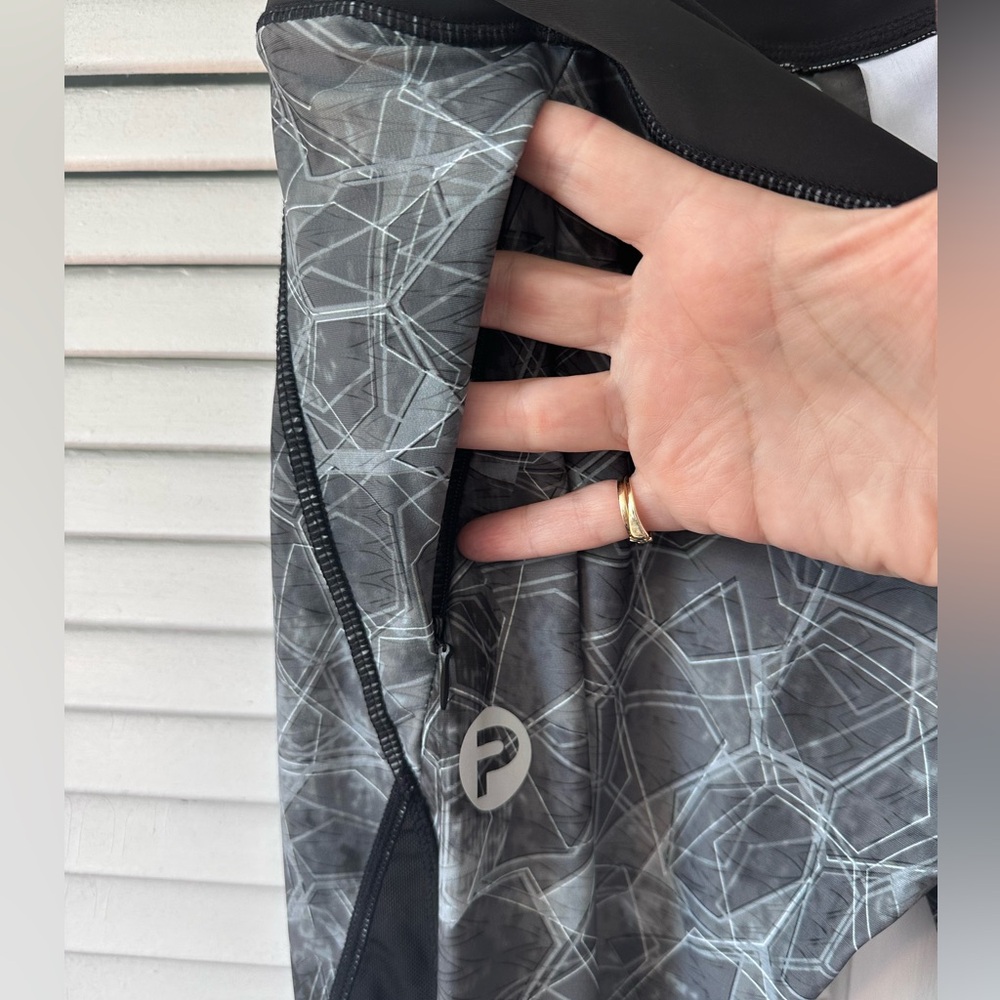 Pelagic Black & Gray Capri Hex Leggings, Size Medium - Picture 9 of 11